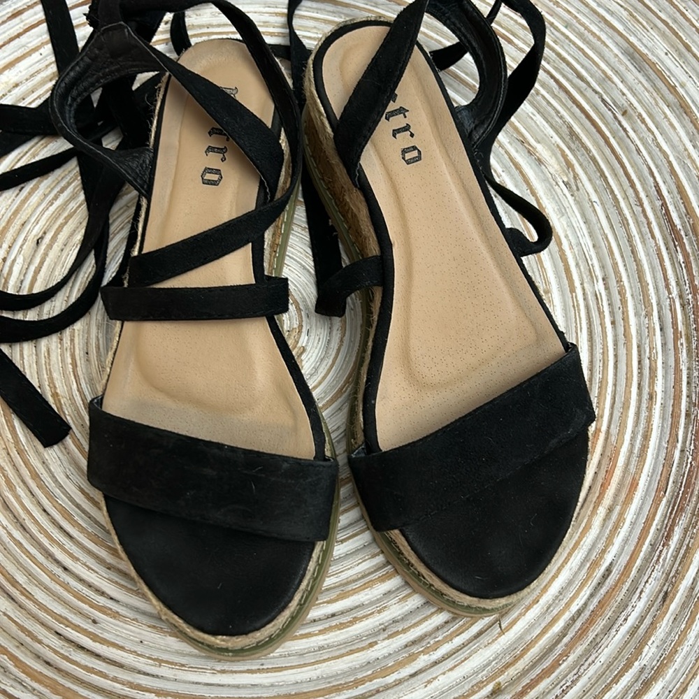 Retro super cute, light weight sandals in good used condition,  size 9